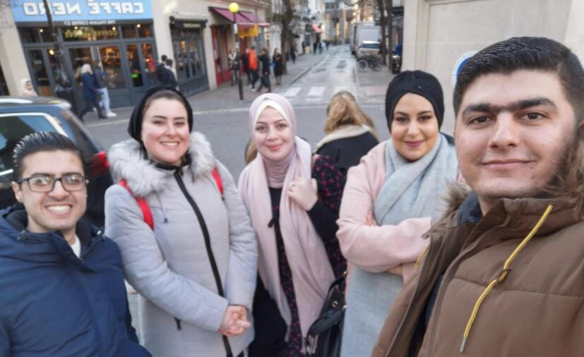 Mariam met haar medestudenten in het VK